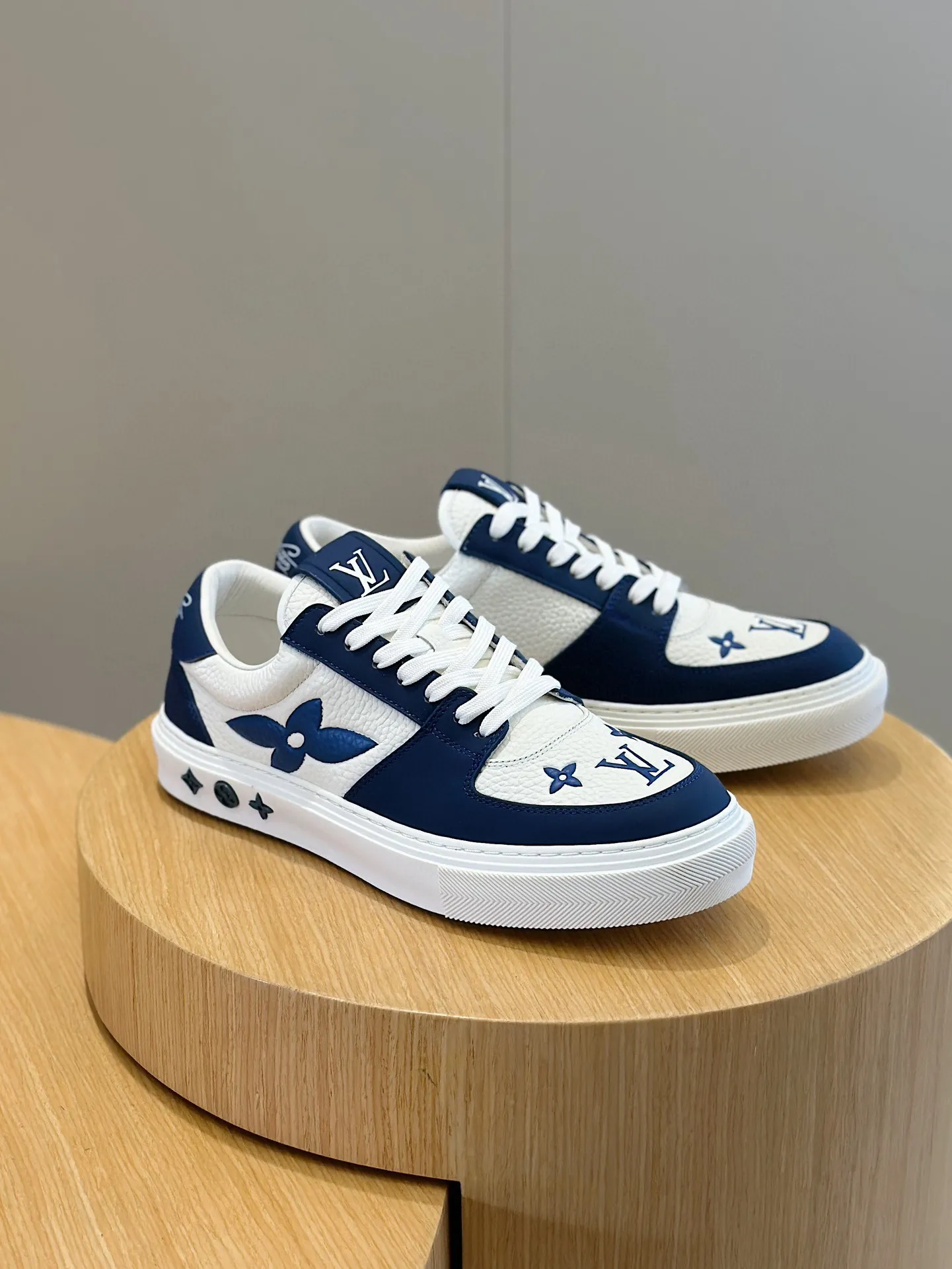 Factory price: 438💰LV full cowhide color-printed men's sneakers. This Ollie lace-up sneaker is made of floral embossed fabric, continuing the inspiration of the season's ready-to-wear collection. The laces are used to set off the gorgeous design, monogram flowers are embellished with transparent rubber outsole, and the brand logo is written on the back. Cowhide upper, cowhide lining, TPU outsole Size: 39-44 (customized at 38.45)